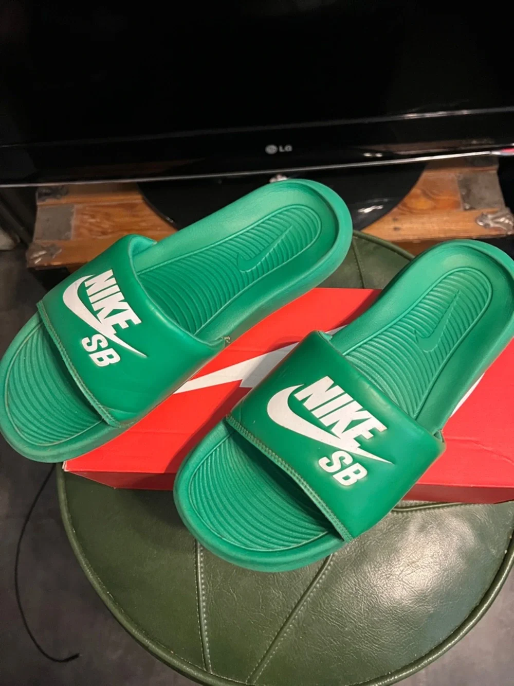 NIKE SB VICTORI ONE SLIDES LUCKY GREEN/WHITE SIZE 10